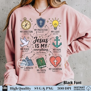 Pode incluir: Um moletom rosa claro com um design gráfico. O design apresenta as palavras "Jesus é tudo para mim" rodeadas por símbolos religiosos, incluindo uma cruz, uma pomba e uma âncora. O design inclui versículos bíblicos como "Minha direção" e "Minha paz".