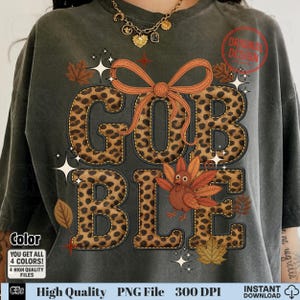 Könnte beinhalten: Dunkelgraues T-Shirt mit einem "GOBBLE"-Motiv im Leopardenmuster, einer Schleife und einem Cartoon-Truthahn. Das Design umfasst Herbstblätter und Sternakzente. Das Shirt hat den Text "Color, You get all 4 colors! 4 high quality files" und "High Quality PNG File 300 DPI".