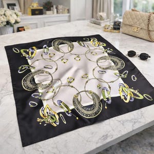 Korean-style square silk scarf, 70 x 70 cm, ideal for outdoor wear in all seasons. Elegant and breathable.