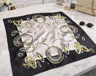 Korean-style square silk scarf, 70 x 70 cm, ideal for outdoor wear in all seasons. Elegant and breathable.