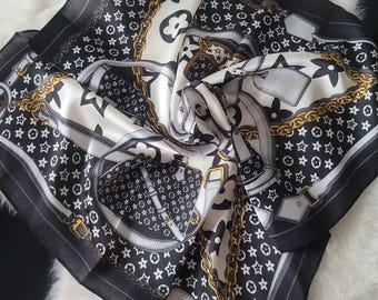 CHANEL シルク　スカーフ　イタリア製　ビンテージ　シャネル　オールド　絹 CHANEL シャネル VINTAGEシルク スカーフ ベージュ系 チェーン柄