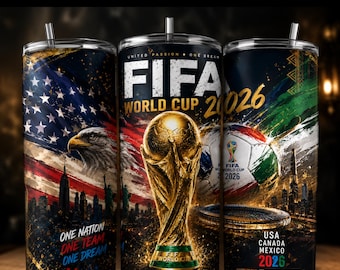 Pode incluir: Três canecas de aço inoxidável com canudos, com designs da Copa do Mundo FIFA 2026. Uma caneca exibe a bandeira americana, uma águia e o horizonte de Nova York. Outra mostra o troféu da FIFA. A terceira tem uma bola de futebol e bandeiras.