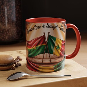 Tazza da caffè con bandiere dell&#39;unità / Arte del Senegal e del Burkina Faso, regalo unico, apprezzamento culturale, arredamento per la casa, tazza per gli amanti del caffè
