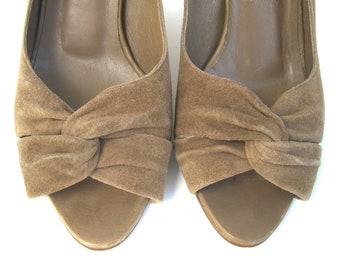 Vintage Gloria Vanderbilt Peep Toe Shoes, Sling Back Camel Mocha Suede Heels Pumps, Size 7.5, 1980s 1990s Fashion