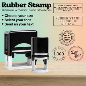 Könnte beinhalten: Zwei schwarze Gummistempel mit weißen Sockeln werden auf einer Holzoberfläche gezeigt. Der Text auf dem Bild lautet "Rubber Stamp" und "Premium Quality & Exclusive Customization". Zusätzlicher Text lautet "Wählen Sie Ihre Größe, wählen Sie Ihre Schriftart, senden Sie uns Ihren Text."
