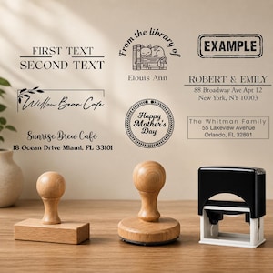 Può includere: Timbri in legno con vari disegni e testo, tra cui "FIRST TEXT SECOND TEXT", "From the library of", "Willow Bean Cafe", "Sunrise Brew Cafe", "Happy Mother's Day" e "EXAMPLE". I timbri sono su una superficie di legno.