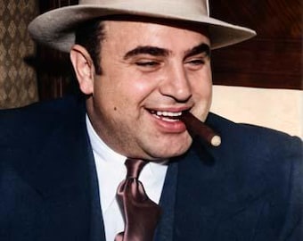 Fotografía del mafioso Al Capone de los años 30 en el tribunal coloreada