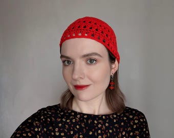 Bonnet en maille de coton au crochet : casquette tête de mort en rouge chaud