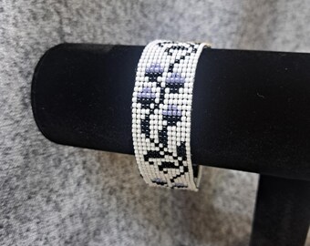 Pulsera de cuentas de telar, pulsera de cuentas Toho, blanco y negro/morado, floral