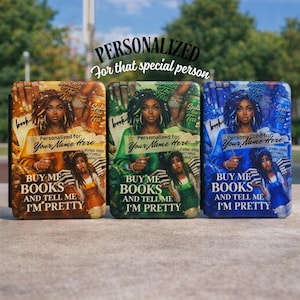 Puede incluir: Tres portadas de libros personalizadas en tonos dorados, verdes y azules. Cada portada presenta a una mujer con cabello largo, el texto "CÓMPRAME LIBROS Y DIME QUE SOY BONITA", y espacio para un nombre. Las portadas están decoradas con ilustraciones.