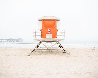 Arte de pared colorido, decoración naranja, fotografía de playa, arte de pared costera, pop brillante de color, arte de la pared de la playa, torre del salvavidas, playa de San Diego