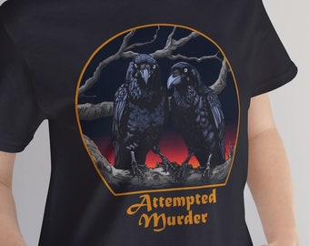Versuchter Murder Shirt, zwei Krähen, die Sie anstarren und planen, in einem Baum mit einem Sonnenuntergang hinter, Murder Show Shirt