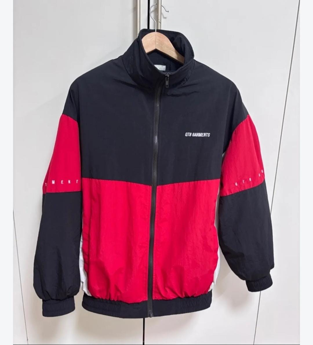 QT8 GARMENTS ナイロンジャケット レッド/ブラック Korean Inspired Qt8 Garments Jacket, Red and Black Track Jacket