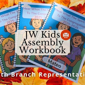 Puede incluir: Tres cuadernos con espiral con cubiertas azules que presentan ilustraciones de dibujos animados de niños y el texto "JW Kids Assembly Workbook". Los cuadernos están apilados sobre un lecho de hojas de otoño. También es visible el texto "Hear What The Spirit Says To The Congregations 2025-2026".