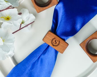 Ronds de serviette personnalisés en forme de coeur en bois : décoration et cadeau de table de mariage gravés