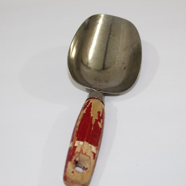 A & J Level Full 1/4 Scoop Made in USA, Red and White Wooden Handle