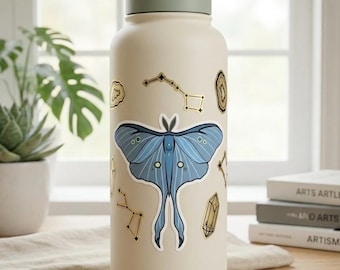 Naklejka winylowa „Luna Blue Moth Mystic” – Cottagecore Insect Art, naklejka z eterycznym owadem