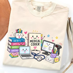 Può includere: Una t-shirt color crema con una grafica colorata di un quaderno sorridente con l'etichetta MEDICAL CODER, circondato da una pila di libri etichettati ICD-10, CPT, HCPCS e COMPLIANCE, un computer portatile, uno stetoscopio e un monitor.