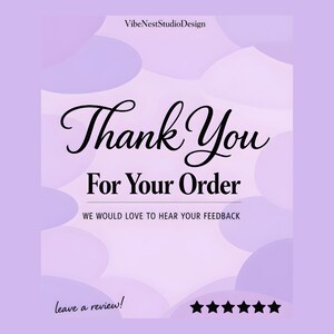 K&ouml;nnte beinhalten: Eine lavendelfarbene Grafik mit dem Text "Thank You For Your Order" in einer dekorativen Schriftart. Das Design enth&auml;lt den Text "We would love to hear your feedback" und "leave a review!" mit f&uuml;nf Sternen.
