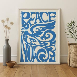 Póster "Paz Ahora" – Arte mural con una paloma azul audaz – Impresión del movimiento hippie de los años 70 – Póster retro de protesta – Arte físico para la decoración bohemia del hogar