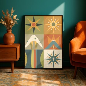Könnte beinhalten: Ein gerahmter Kunstdruck mit modernem Design aus der Mitte des Jahrhunderts. Das Kunstwerk zeigt ein Raster aus farbenfrohen geometrischen Formen, darunter Sterne, Sonnenstrahlen und abstrakte Formen in Grün-, Orange- und Beigetönen. Der Druck wird vor einer türkisfarbenen Wand ausgestellt.