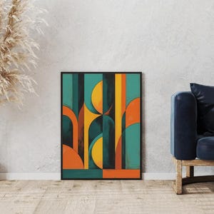 Könnte beinhalten: Abstrakter Kunstdruck in einem schwarzen Rahmen. Das Kunstwerk zeigt geometrische Formen in Türkis, Orange und Gelb. Die Komposition umfasst vertikale und gebogene Linien und schafft ein modernes und farbenfrohes Design. Der Druck lehnt an einer hellgrauen Wand.