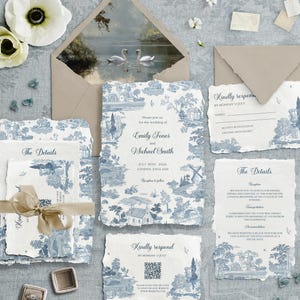 Puede incluir: Conjunto de papeler&iacute;a de boda con un dise&ntilde;o de toile de Jouy azul y blanco. El conjunto incluye invitaciones, tarjetas de confirmaci&oacute;n de asistencia y tarjetas de detalles. Tambi&eacute;n se incluye un sobre con una pintura de cisnes.