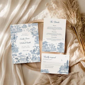Puede incluir: Juego de invitaciones de boda con un dise&ntilde;o de toile de Jouy azul y blanco. El conjunto incluye una invitaci&oacute;n, una tarjeta de detalles y una tarjeta de confirmaci&oacute;n de asistencia. El texto de la invitaci&oacute;n dice "Emily Jones y Michael Smith, 18 de julio de 2026, Londres, Inglaterra."
