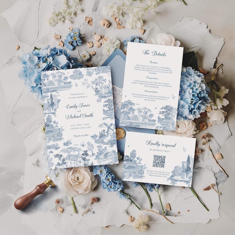 Puede incluir: Conjunto de invitaciones de boda con un dise&ntilde;o de toile de Jouy azul y blanco. El conjunto incluye una invitaci&oacute;n, una tarjeta de detalles y una tarjeta de respuesta. La invitaci&oacute;n muestra los nombres de Emily Fenes y Michael Smith, la fecha y el lugar de la boda. Adornos florales.