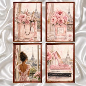 Puede incluir: Un conjunto de cuatro cuadros de pared con escenas parisinas en tonos rosas. Las imágenes incluyen una bolsa de compras con flores y champán, un frasco de perfume, una persona con vestido floral ante la Torre Eiffel y un tacón sobre libros.