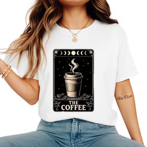 Camiseta com carta de tarô de café, camiseta com café, presente para baristas, presente para fãs de café, roupa casual, estilo cotidiano, camiseta de verão com estampa de bruxa