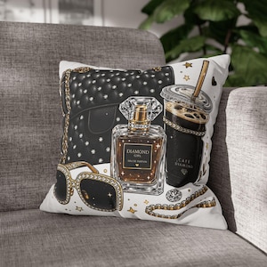 Luxe en glamoureuze modeaccessoires: kussensloop met print | Zwarte handtas, zonnebril, parfum, koffie