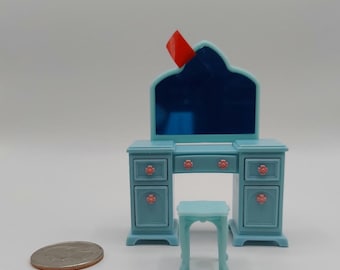 Tocador de maquillaje azul claro en escala 1:12 con espejo y taburete.