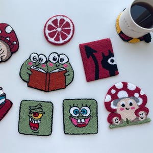 Sottobicchieri Punch Needle – Tappetini per tazze accoglienti e originali – Disegni ispirati a libri, funghi e cartoni animati – Regalo carino per gli amici – Decorazione per la stanza Y2K