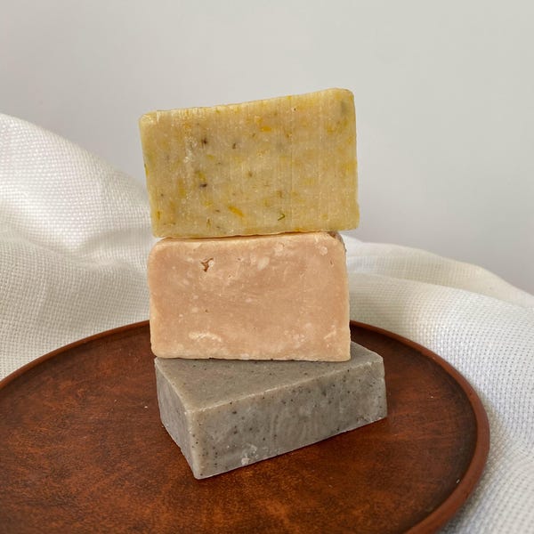 Trío de jabones artesanales: arcilla de lavanda, miel y cítricos, jabones herbales Grace