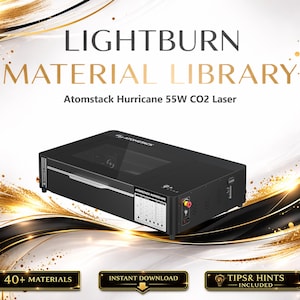 Puede incluir: Una máquina láser CO2 Atomstack Hurricane 55W negra con el texto "LIGHTBURN MATERIAL LIBRARY" y "40+ MATERIALS", "INSTANT DOWNLOAD" y "TIPS & HINTS INCLUDED". El fondo tiene elementos decorativos dorados y negros.