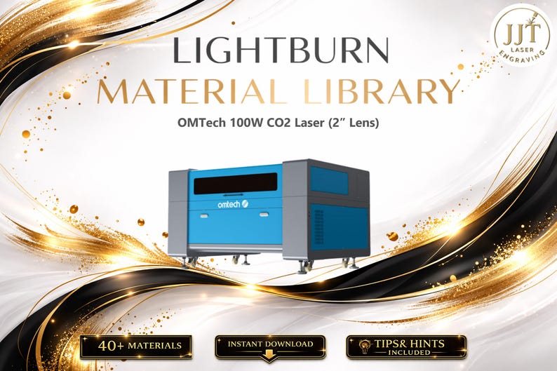 Pu&ograve; includere: Annuncio pubblicitario per una Lightburn Material Library. L'immagine presenta un laser CO2 OMTech 100W blu e grigio. Il testo include "40+ MATERIALI", "DOWNLOAD IMMEDIATO" e "SUGGERIMENTI E CONSIGLI INCLUSI". Lo sfondo presenta elementi decorativi oro e neri.