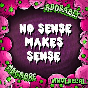 Puede incluir: Una calcomanía de vinilo con un fondo morado y las palabras "NO SENSE MAKES SENSE" en letras blancas goteantes. La calcomanía está enmarcada por calaveras rosas con ojos verdes y las palabras "ADORABLY", "MACABRE" y "VINYL DECAL" en verde.