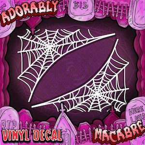 Peut inclure: Deux autocollants en vinyle en forme de toile d'araignée blanche sur fond violet foncé. Le mot "ADORABLY" est en haut, et "VINYL DECAL" et "MACABRE" sont en bas. Le fond présente un thème de cimetière avec des pierres tombales et une église.