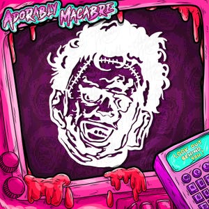 Puede incluir: Ilustración rosa y morada con una imagen blanca estilizada de la cara de un monstruo con puntadas. El texto "ADORABLY MACABRE" está en la parte superior. Una calculadora con el texto "LOOK OUT BEHIND YOU!" está en la parte inferior derecha.
