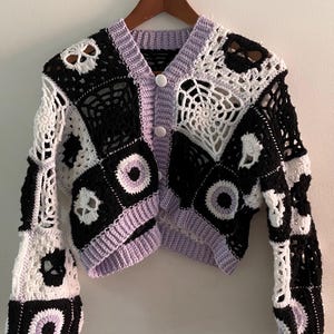 ハロウィンをテーマにした小さな手作りカーディガン