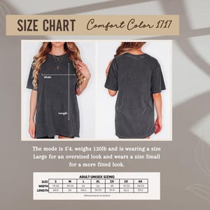 Pu&ograve; includere: Tabella delle taglie per t-shirt Comfort Color 1717. La tabella mostra le misure per taglie unisex adulto dalla S alla 4XL. La modella &egrave; alta 1,63 m e pesa 54 kg, indossa una L per un look oversize e una S per una vestibilit&agrave; pi&ugrave; aderente. Le misure di larghezza variano da 48,9 cm a 75,6 cm, e la lunghezza da 67,3 cm a 85,1 cm.