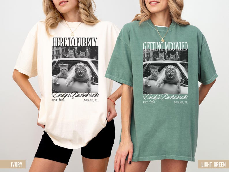 Pu&ograve; includere: T-shirt avorio e verde chiaro con grafica in bianco e nero di gatti in auto. La maglietta avorio dice "HERE TO PURRTY" e la maglietta verde chiaro dice "GETTING MEOWIED". Entrambe le magliette hanno stampato "Emily's Bachelorette" e "Miami, FL".