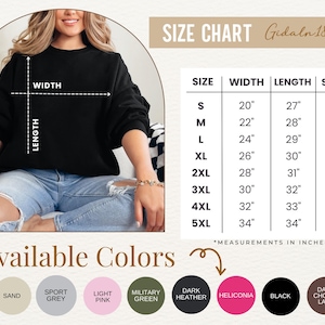Pu&ograve; includere: Felpa nera con tabella taglie e colori disponibili. La tabella taglie mostra le misure in pollici per larghezza, lunghezza e lunghezza manica. I colori disponibili includono bianco, sabbia, grigio sportivo, rosa chiaro, verde militare, heather scuro, eliconia, nero e cioccolato fondente.