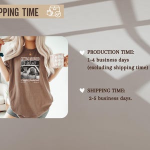 Pu&ograve; includere: Una maglietta marrone con la scritta "GETTING MEOWIED" e una foto in bianco e nero di gatti. La maglietta include anche il testo "Emily's Bachelorette" e una data. Nel'immagine &egrave; visibile anche una tazza bianca.