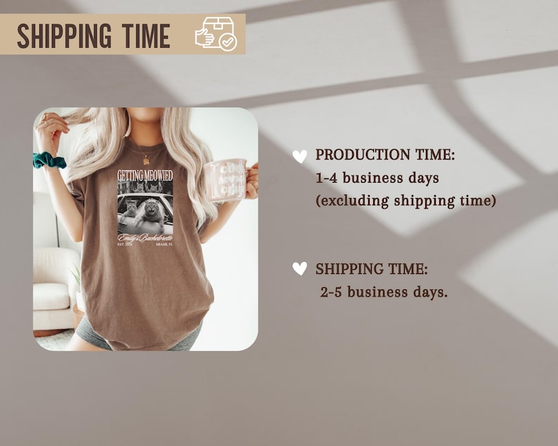 Pu&ograve; includere: Una maglietta marrone con la scritta "GETTING MEOWIED" e una foto in bianco e nero di gatti. La maglietta include anche il testo "Emily's Bachelorette" e una data. Nel'immagine &egrave; visibile anche una tazza bianca.
