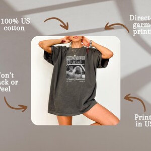 Pu&ograve; includere: T-shirt grigio scuro con la scritta "GETTING MEOWIED" e una foto di gatti. Realizzata in 100% cotone americano e stampata negli Stati Uniti. La stampa &egrave; diretta sul capo e non si crepa.
