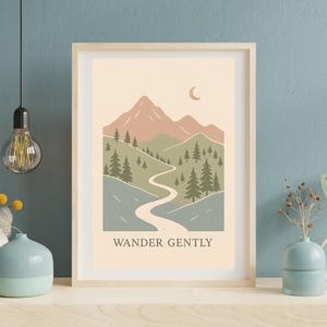 Póster imprimible de Wander Gently: paisaje minimalista de montaña y bosque, con cita de la naturaleza en tonos tierra suaves, descarga digital.
