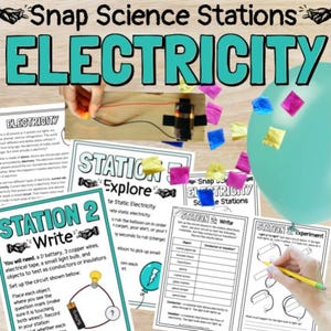 Puede incluir: Kit de ciencia educativa titulado "Snap Science Stations ELECTRICITY". La imagen muestra un experimento científico con una batería, cables y una bombilla. También hay hojas de trabajo con instrucciones y un globo con cuadrados de colores.