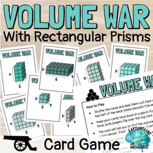Könnte beinhalten: Ein Kartenspiel mit dem Titel "Volume War" mit rechteckigen Prismen. Das Spiel enthält Karten mit Diagrammen von 3D-Formen und Anweisungen. Der Titel ist türkis, und die Karten befinden sich auf einer hellen Holzmaserung.